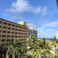 5階の角部屋でした。ベランダから少し海が見えます。