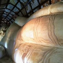 建物の中で窮屈そうに横たわっている仏様。