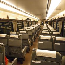 2両編成の特急電車。快速でいいのでは。