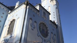 住宅街に現れる美しい青い教会