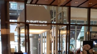 ケーキもパンもあります