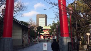 町中に似合わぬ大きな鳥居