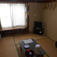 蒸気式暖房が窓の下に