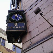 店の外壁にオシャレなカリヨン時  計が設置されてます