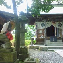 お稲荷様の像もカサを被っていました