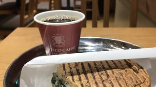 休日の朝のカフェ