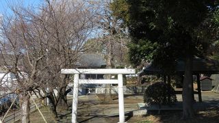 大きな屋根の鐘楼を有す神社