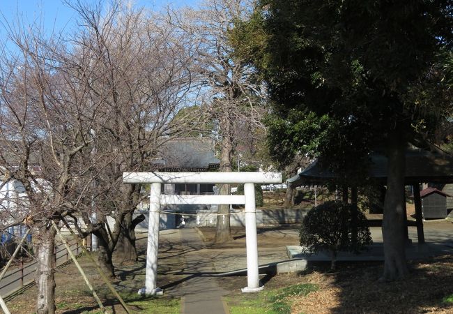 大きな屋根の鐘楼を有す神社