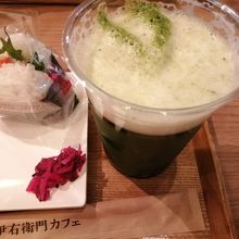 抹茶ビール￥６６０、おにぎり　￥１６５