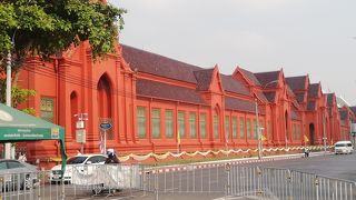 ワットプラケオ横の深紅の建物