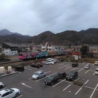 部屋からの眺めです。電車が見えます。