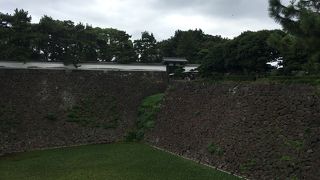 高石垣の上にそびえる門。