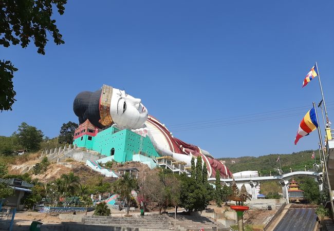 圧巻の寝釈迦物