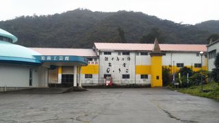 レストランと土産物。