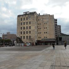 旧三井物産門司支店と駅前広場