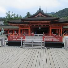 石の柱で支えられています