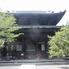 巨大寺院の中でこぢんまり