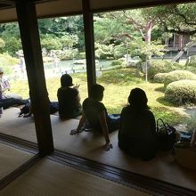 暑くてすぐに退散