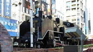 新橋駅前の日本の鉄道の開業の起点となった場所にSLが展示してあります