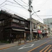 昭和の臭いがする商店街です。