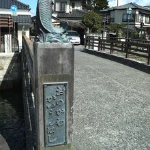 元気に飛び跳ねる鯉の像が目立ちます