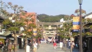 お参りの帰りにゆっくりお食事や買い物を楽しめる商店街