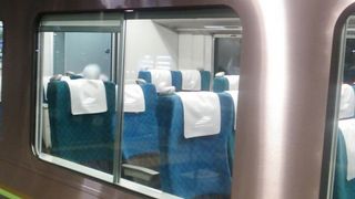 新型車両2700系で運転する列車の場合、従来の2000系で運転する列車に比べて指定席の予約は取りづらいかもしれません