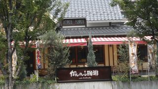 山小屋風の落ち着いた雰囲気の喫茶店