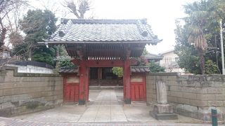 歴史を感じさせる寺院
