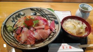 たくさんのネタが味わえる海鮮丼