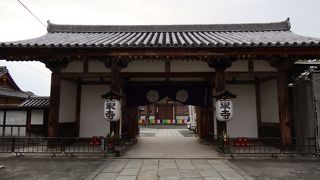 三間一戸の八脚門