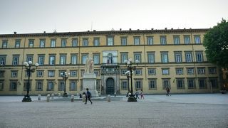 【ルッカ】堂々とした県庁がある広場