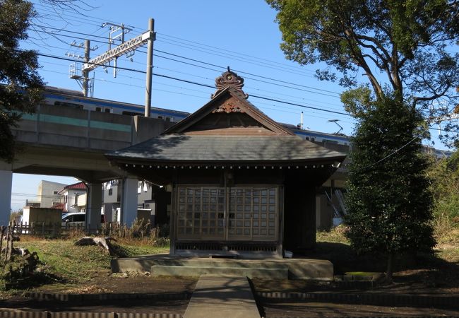 高台に位置する神社