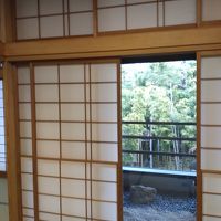 部屋と窓から見えるお庭