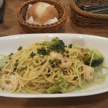 小エビのグリーンクリームソースパスタ(パン付き)
