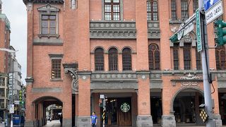 レトロな建物にあるスタバ