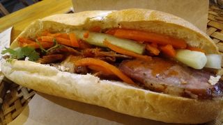 旧市街にあるバインミーの人気店