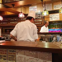 店内です。レトロな老舗の洋食レストランのムード良し。