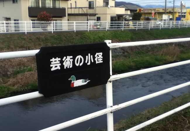 貢川沿いの小径