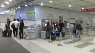 自動券売機を使いセルフでトークンを購入