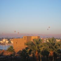 屋上テラスから、ルクソール神殿と王家の谷と気球。