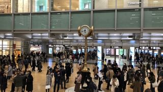 広場の真ん中にあります