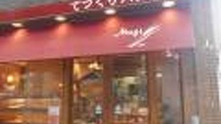 阪急石橋商店街の人気のパンのお店です。