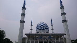 厳粛な雰囲気漂うブルーモスク