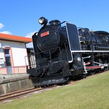 駐車場と建物の裏側には機関車が