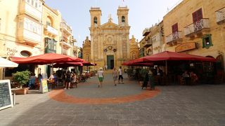 威風堂々とした教会