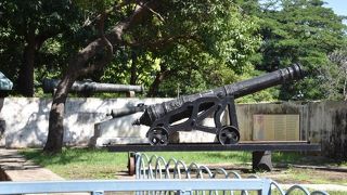 ベンガル湾に向けて、かつての大砲がいくつも据えられてあった