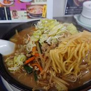 朝7時から営業。名物メニュー「味噌ラーメン」はボリュームあり、ラー油と合って美味しい♪