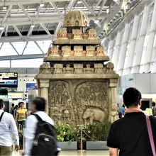 空港内にあったヒンズー寺院らしい光景
