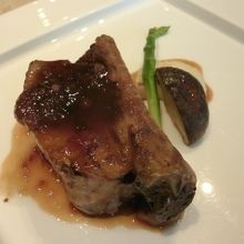 メインディッシュ“豚肉スペアリブ苺のアクセント”